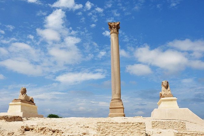 Alexandria Day Tour From Cairo & Giza Hotels - Kom el Shoqafa: a strange and memorable beginning