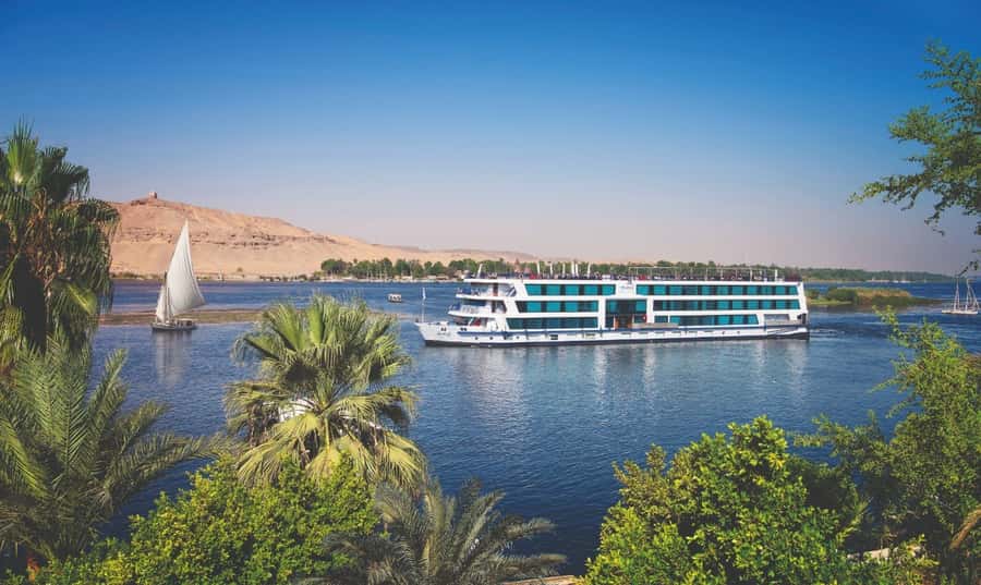 Aswan: 3-Day Nile River Cruise to Luxor with Guided Tours - Food, cabins, and life aboard ship