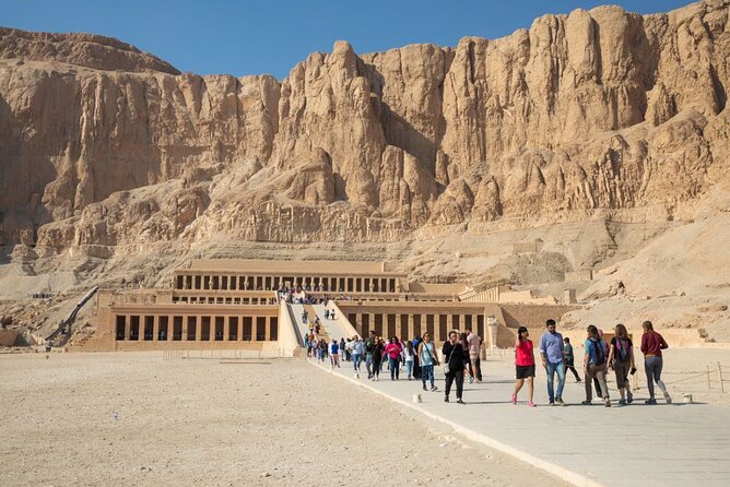 Balloon, East Bank, West Bank, and Valley of the Queens in Luxor - Luxor Temple closes the day with color and atmosphere