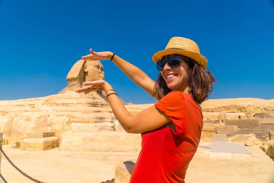 Cairo: All-Inclusive Giza Pyramids & Egyptian Museum Tour - Egyptian lunch with a pyramid view