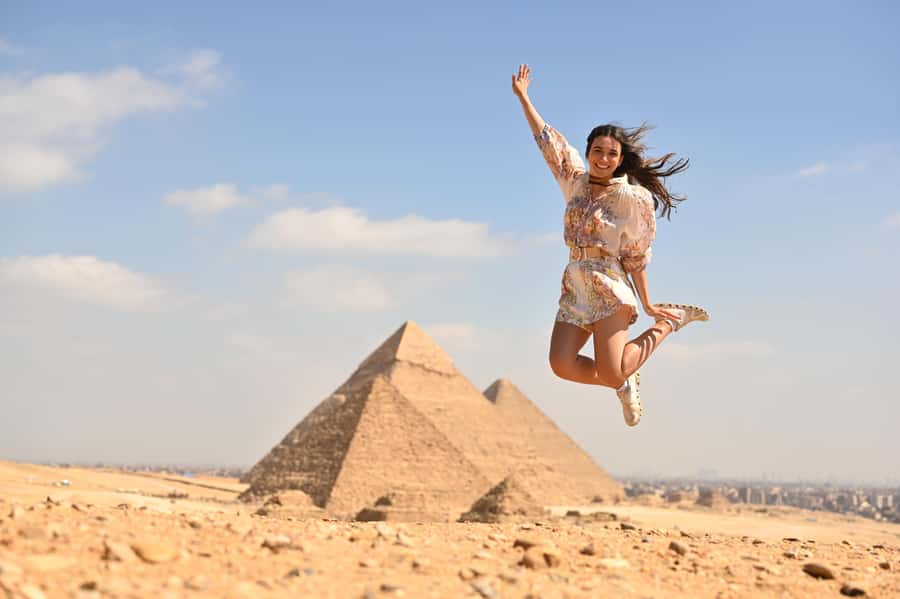 Cairo: Egyptian Museum, Pyramids & Bazaar Tour - Hotel pickup and the first hour on the road