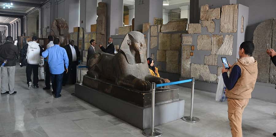 Cairo/Giza: Guided Pyramids, Sphinx and Egyptian Museum Tour - Meeting the Sphinx face to face