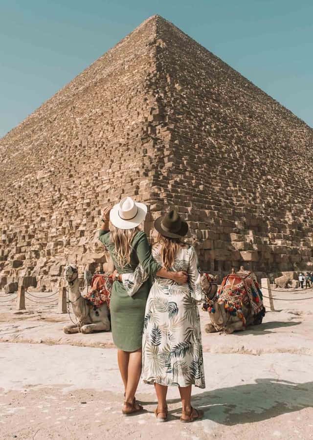 Cairo: Giza pyramids, Sphinx, and Great Pyramid Tour - The Great Pyramid and the three-pyramid view