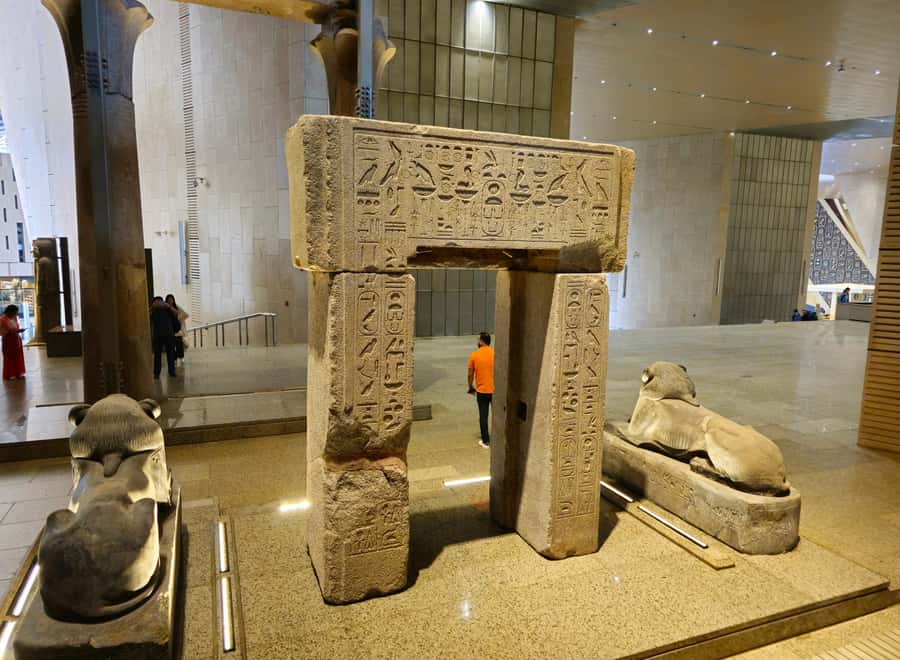 Cairo: Grand Egyptian Museum, Pyramids, Sphinx Tour & Lunch - The guide is the heart of the experience