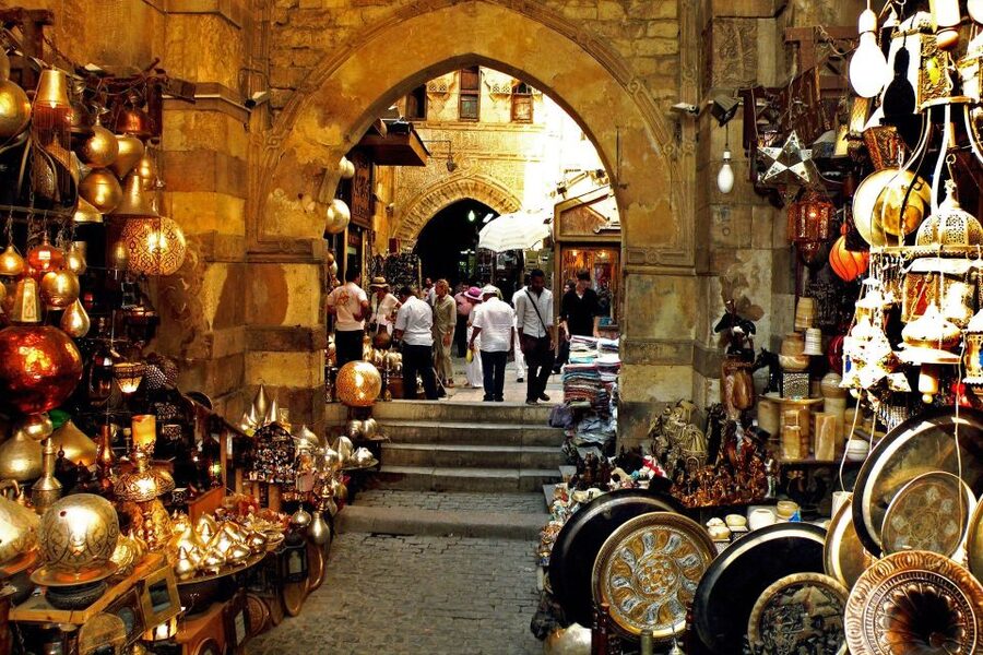 Cairo: Private Giza Pyramids, Sphinx, Saqqara & Memphis Tour - Meeting the Sphinx and entering the Valley Temple