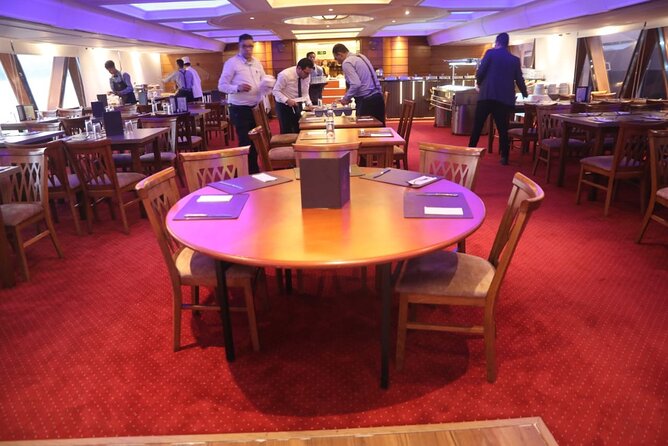 Cairo's Nile Cruise entertainment belly dancer&Tanora show&Dinner - Live Western and Eastern music sets the mood