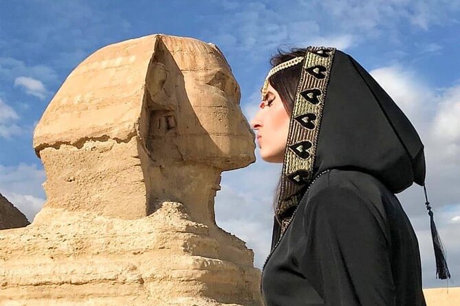 Cheap Private tour to Giza pyramids and the Sphinx - How much history will you hear?