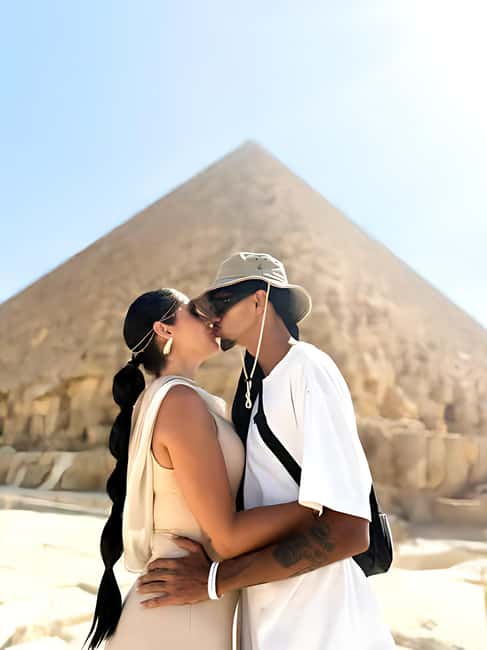 Discover Cairo: Pyramids, Museum & Sphinx Tour from Hurghada - The Giza Plateau and the Great Pyramids