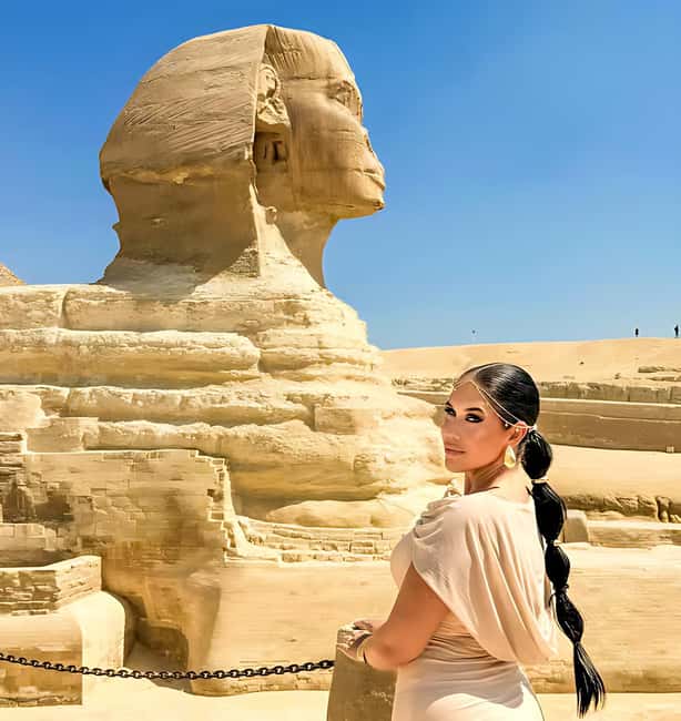 Discover Cairo: Pyramids, Museum & Sphinx Tour from Hurghada - Meeting your Egyptologist guide in Cairo