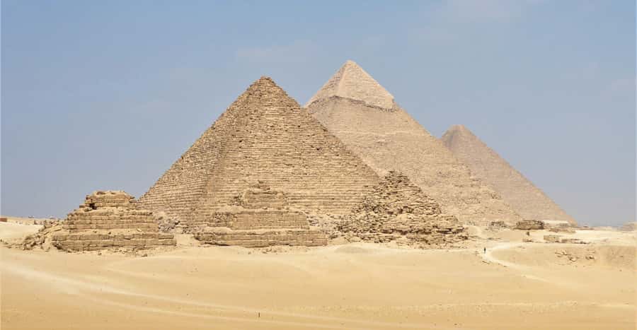 From Hurghada: Pyramids and Egyptian Museum Tour & Boat Ride - The Giza Plateau and the three great pyramids