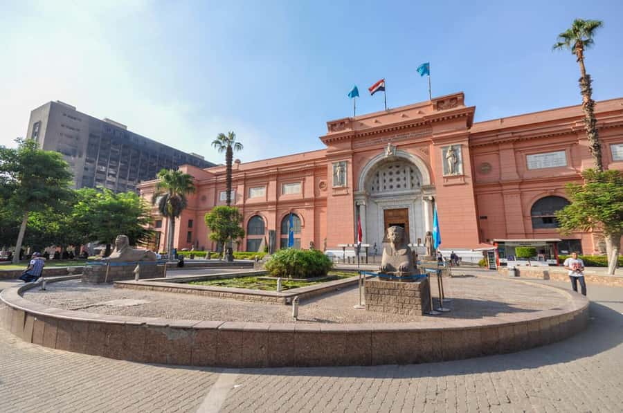 From Hurghada: Pyramids & Museum Small Group Tour by Van - Practical packing advice for a 20-hour day
