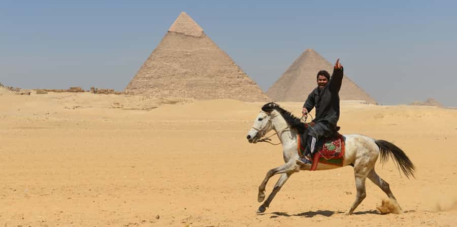 Giza: Arabian Horse Tour Around the Giza Pyramids - Leaving your Giza hotel for the desert