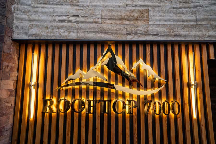Giza: Dinner with Pyramids All Around You at Rooftop7000 - Arriving at The Great Pyramid Inn After Dark