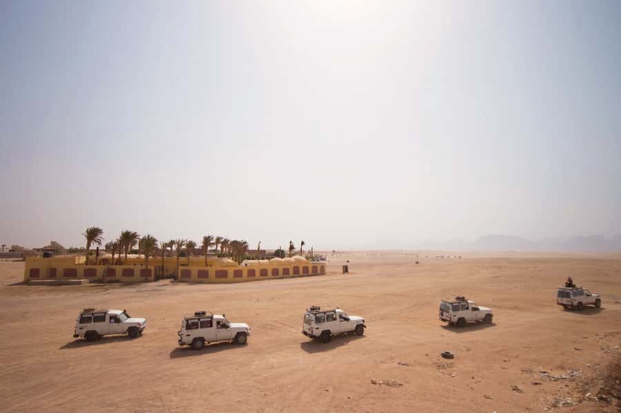 Hurghada: 6-Hour Jeep Desert Safari, Dinner, and Show - Sunset, Dinner, and the Sahara Park Show
