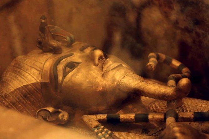 Hurghada: Cairo and Giza Highlights by mini Van with BBQ Lunch - The Egyptian Museum: a short visit to a huge collection