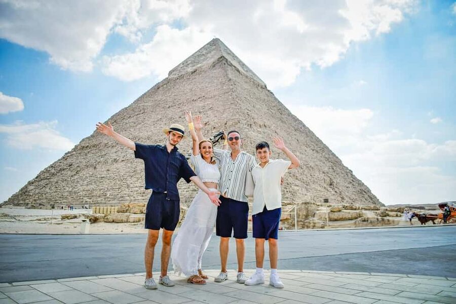 Hurghada: Cairo Pyramids, Sphinx & Egyptian Museum Day Trip - Meeting the Great Sphinx