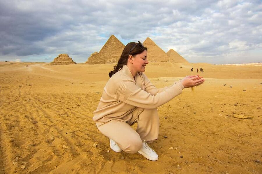 Hurghada: Cairo Pyramids, Sphinx & Egyptian Museum Day Trip - Lunch with Egyptian food and a needed pause
