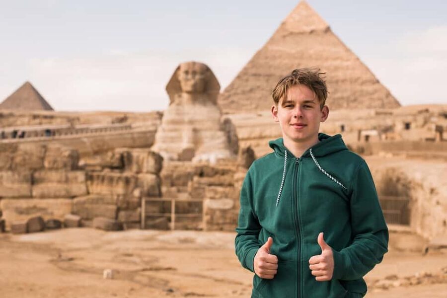 Hurghada: Cairo Pyramids, Sphinx & Egyptian Museum Day Trip - What the guides add to the experience