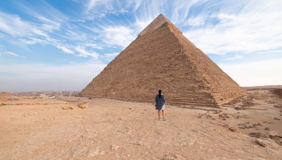 Hurghada: Cairo Pyramids, Sphinx, Museum & Bazaar Day Tour - How the guide and drivers shape the day