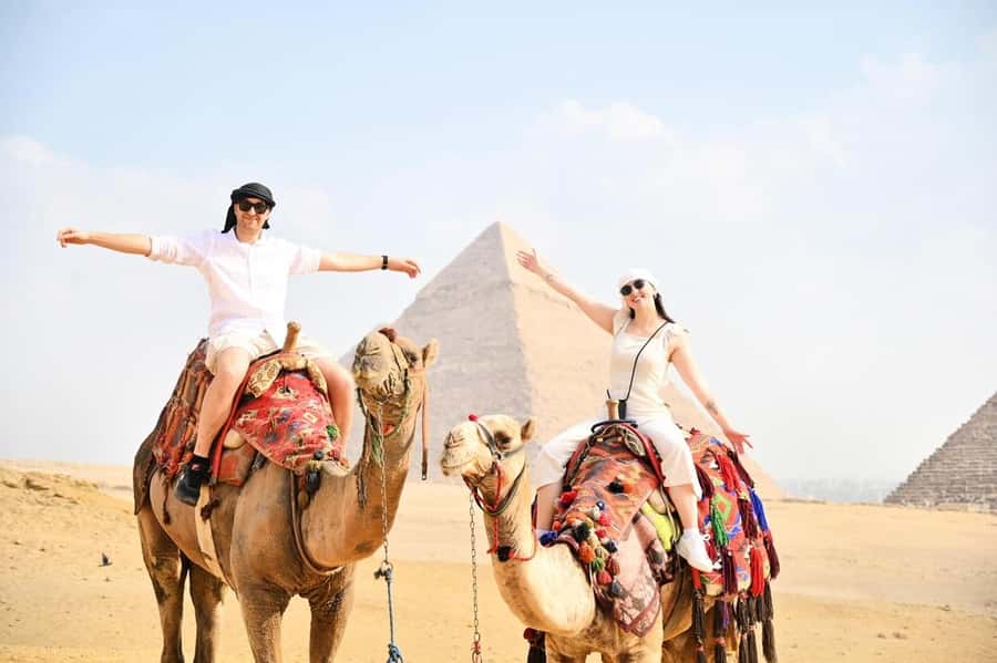 Hurghada: Cairo Pyramids, Sphinx, Museum & Bazaar Day Tour - Meeting your Egyptologist at the Giza Plateau