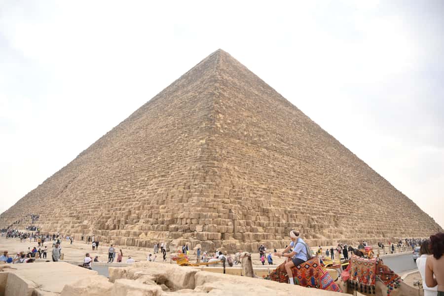 Hurghada Day Trip to Giza Pyramids, Sphinx, Museum and lunch - What the guides add to the experience