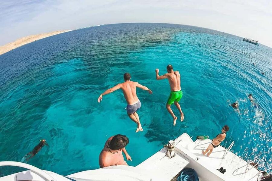 Hurghada: Dolphin & Coral Reef Snorkeling Tour with Lunch - Giftun Island and the temptation to stay ashore