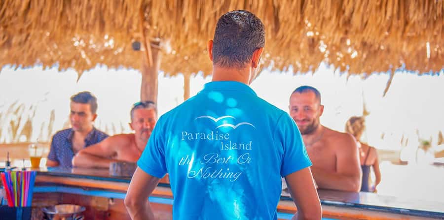 Hurghada: Giftun Islands with Snorkeling & Semi-Submarine - Food, drinks, photographers, and extra spending