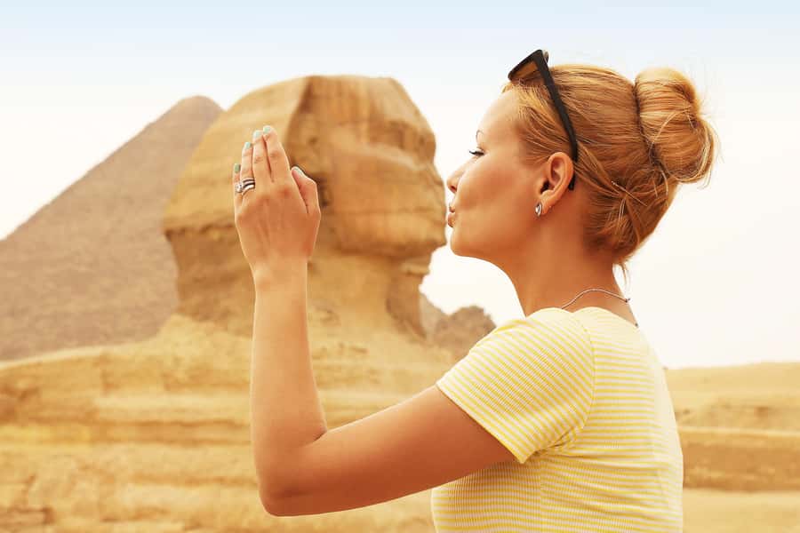 Hurghada: Giza Pyramids, Sphinx, Museum & Old Souq Day Trip - Lunch at a local restaurant