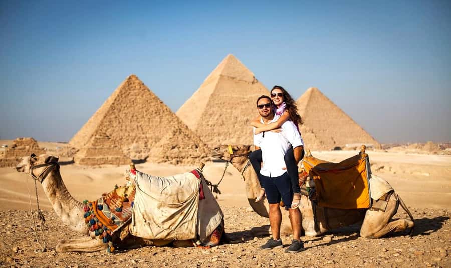 Hurghada: Giza Pyramids, Sphinx, Museum & Old Souq Day Trip - The long road from Hurghada to Cairo