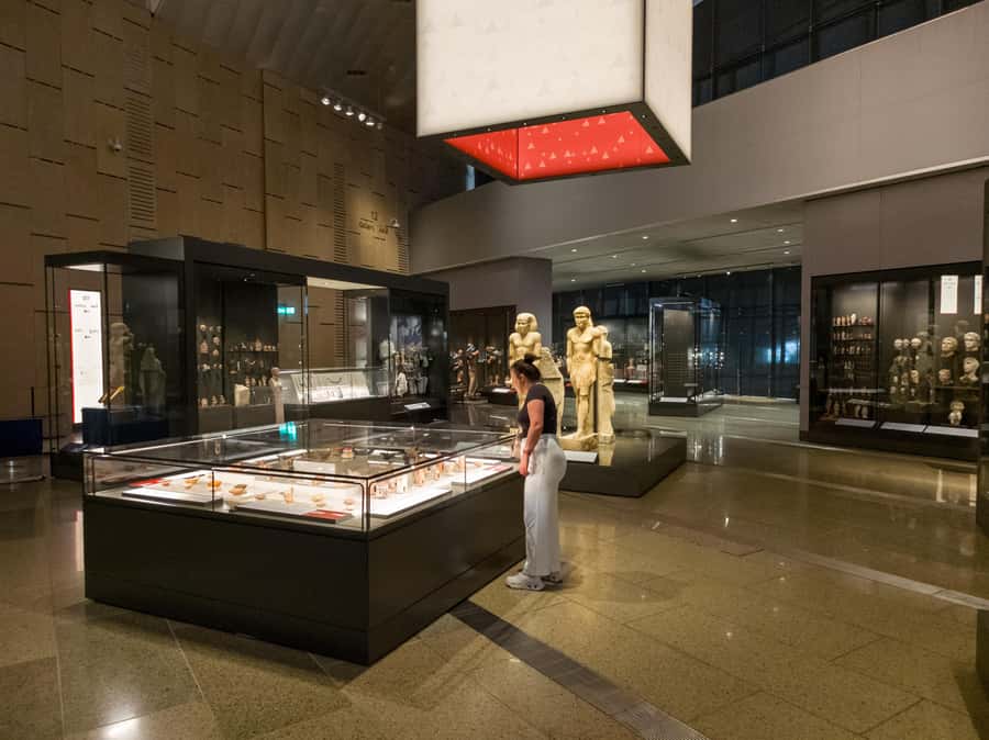 Hurghada: Grand Egyptian Museum, Pyramids & Sphinx Day Tour - Seeing the Three Pyramids at Giza