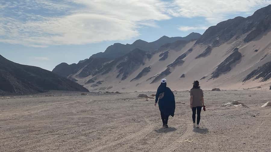 Hurghada: Hiking , dinner & stargazing - Walking through the sandy valley