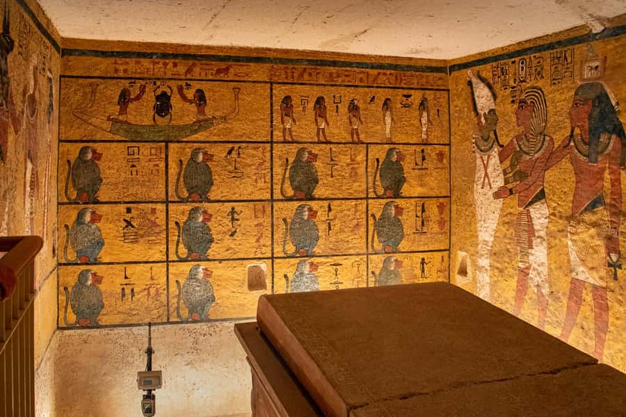 Hurghada: Luxor Highlights & King Tut Tomb Tour with Lunch - Lunch and a short Nile felucca ride