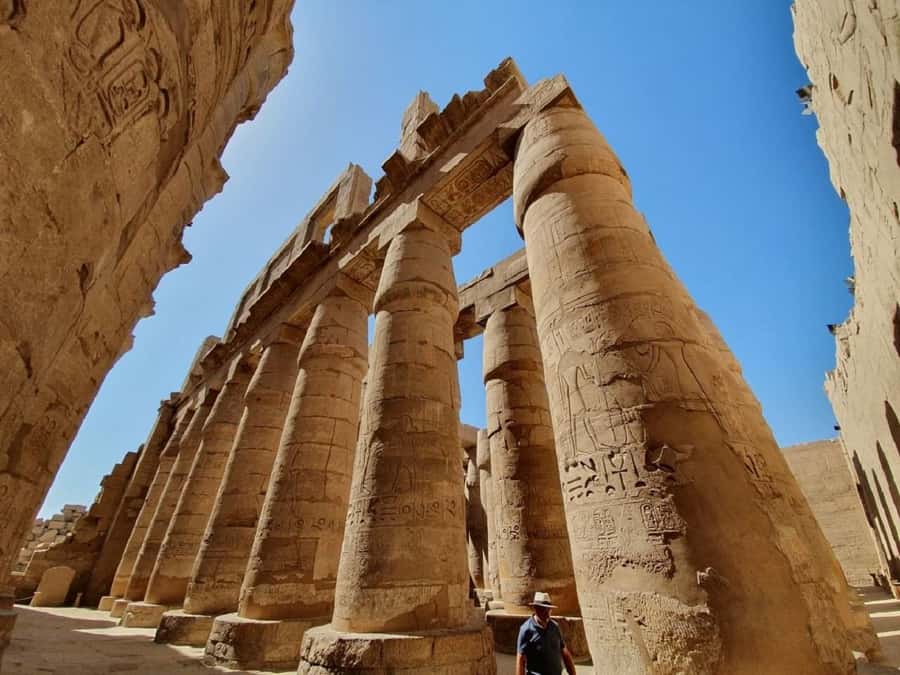 Hurghada: Luxor Highlights & King Tut Tomb Tour with Lunch - The Colossi of Memnon
