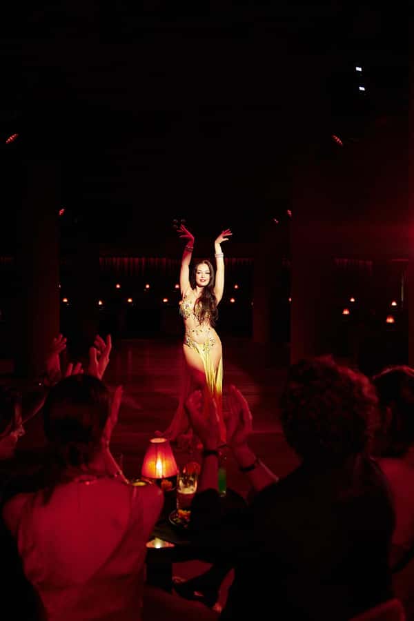 Hurghada: Naz Cabaret ticket with beverages - How to make the night go smoothly