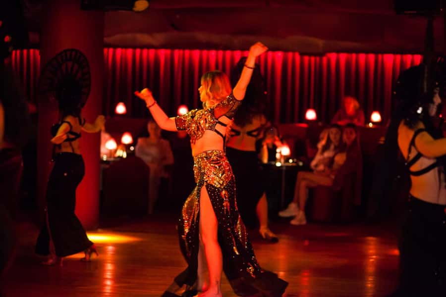 Hurghada: Naz Cabaret ticket with beverages - The show: dancers, music, singing, and magic