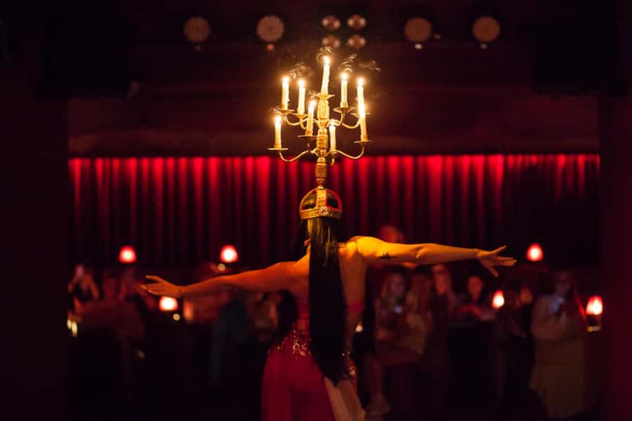 Hurghada: Naz Cabaret ticket with beverages - What the underground room feels like