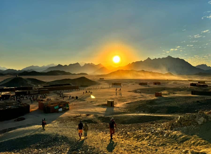 Hurghada: Safari Jeep & Camel Ride with BBQ Dinner & Show - BBQ dinner, Arabic tea, and Tanoura dancing
