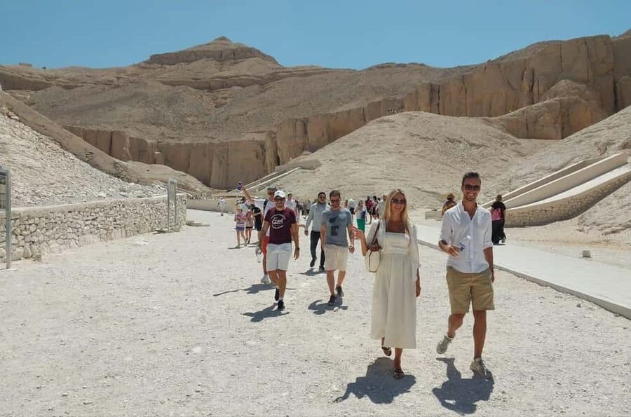 Hurghada: Small Group Day Tour to Luxor with Nile Boat - The Colossi of Memnon for a quick final stop