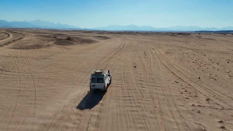 Hurghada: Star Stargazing Desert Adventure by Jeep & Dinner - The ride into the desert: fun, but seriously bumpy