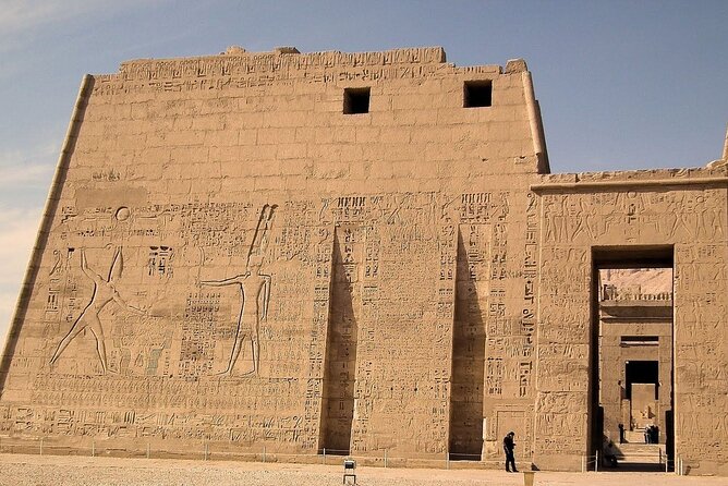 Luxor Day Tour: Explore Valley of Kings, Queens, Hatshepsut& More - A short stop at the Colossi of Memnon