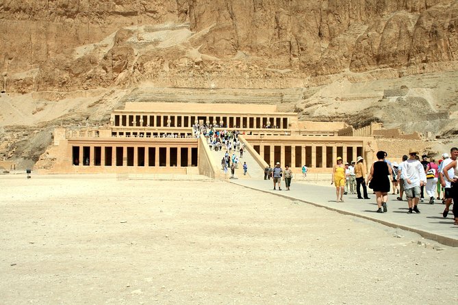 Luxor Day Tour: Valley of Kings & Queens & Hatchepsut Temples - Colossi of Memnon: a short stop with a big subject