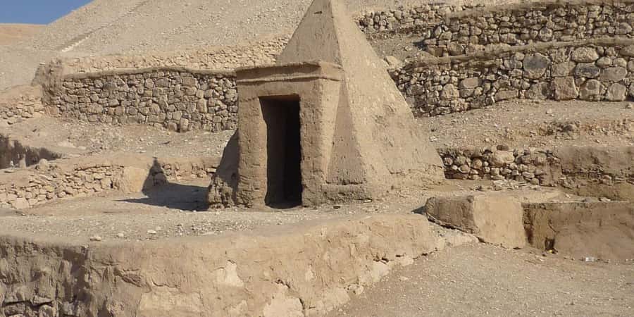 Luxor: Habu, Deir El Medina, Shared tour, Guide, and Lunch - Hotel pickup and a shared vehicle