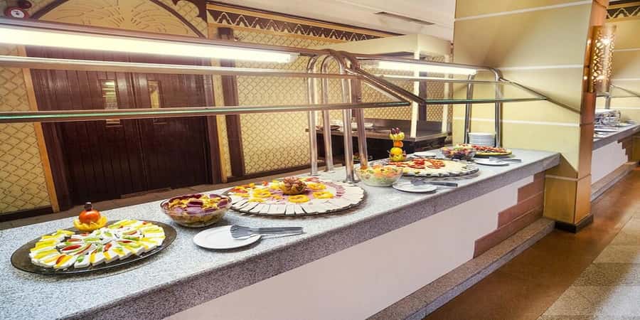 Luxor: Habu, Deir El Medina, Shared tour, Guide, and Lunch - The guide can make or break the visit