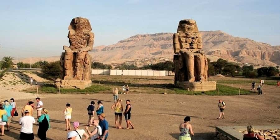 Luxor: Valley of the Kings and Queens Guided Tour with Lunch - The Colossi of Memnon for a quick photo stop