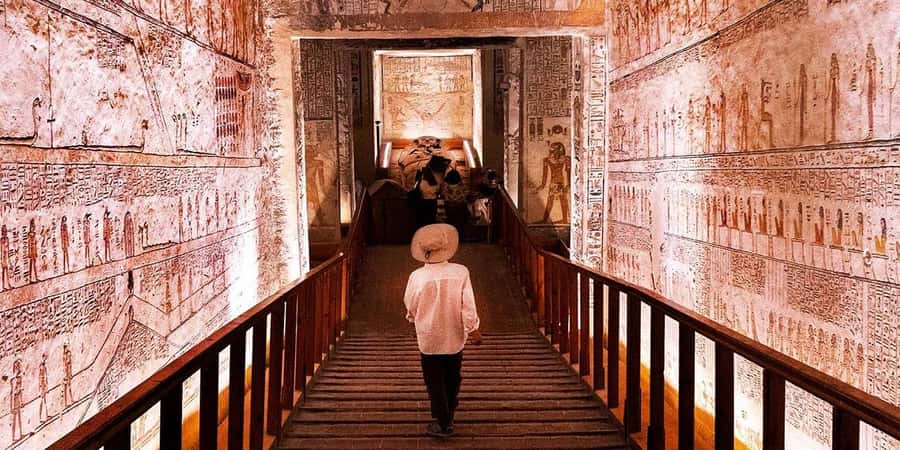 Luxor: Valley of the Kings and Queens Guided Tour with Lunch - Egyptian lunch after the monuments
