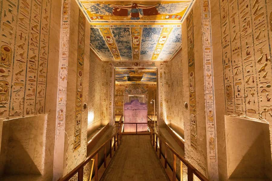 Luxor: West & East Banks & Tut's Tomb Private Full-Day Tour - Lunch at a Local Restaurant