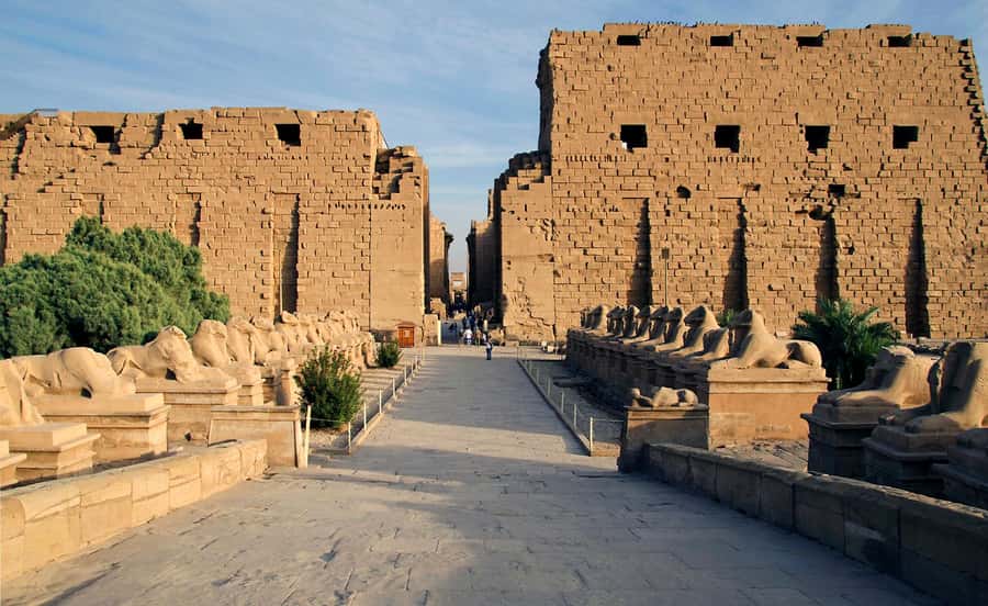 Makadi Bay: Luxor Highlights & King Tut Tomb Full-Day Tour - Karnak Temple: Begin with Egypt at full scale