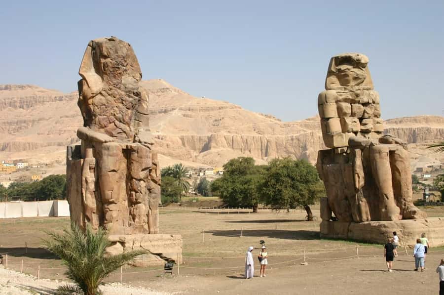 Makadi Bay: Luxor Highlights & King Tut Tomb Full-Day Tour - Lunch in Luxor, then a short crossing on the Nile