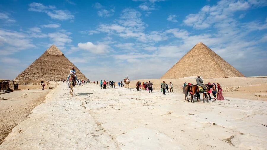 Marsa Alam: Ancient Cairo & Giza Pyramids Day Trip by Plane - Khan el Khalili and Cairo’s old lanes
