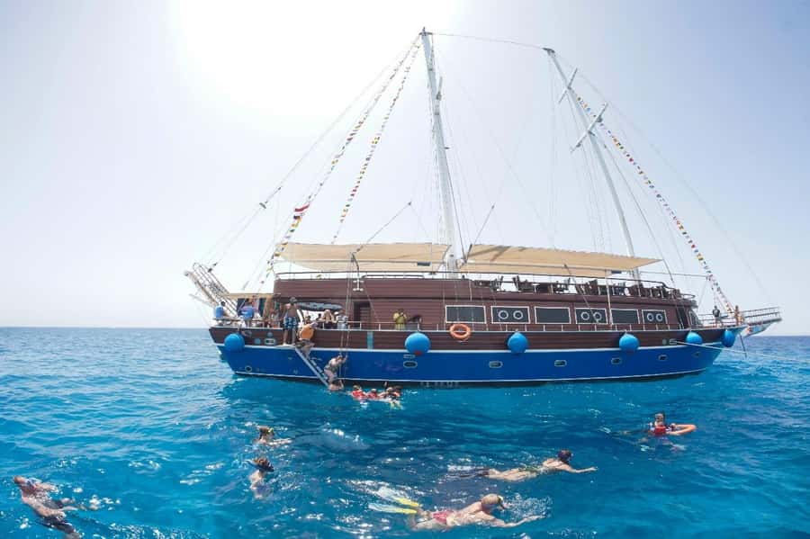 Marsa Alam: Pirates Premium Boat to turtle bay with lunch - Buffet lunch or dinner with Red Sea views